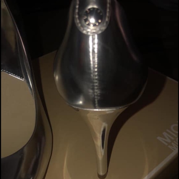 Michael kores silver pumps size 8 never worn - Picture 3 of 8